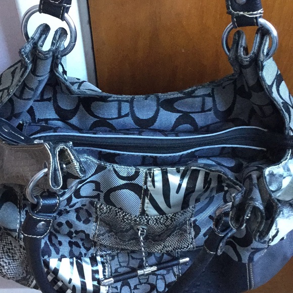 Patterned Guess purse - Picture 4 of 6